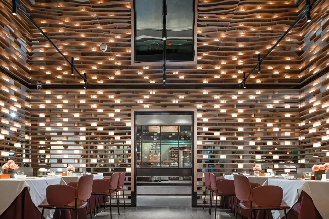 河源大鸭梨烤鸭店以全新的餐饮空间设计，冲破品牌桎梏，重塑品牌形象
